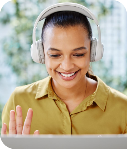 mulher_sorrindo_fone_de_ouvido